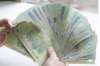 Lấy thúng úp nợ