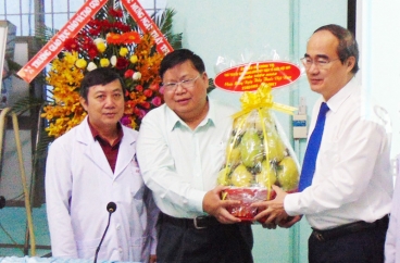 ÔNG NGUYỄN THIỆN NHÂN CHỦ TỊCH MTTQ VIỆT NAM THĂM BV CHẤN THƯƠNG CHỈNH HÌNH TPHCM NHÂN NGÀY 27/02/
