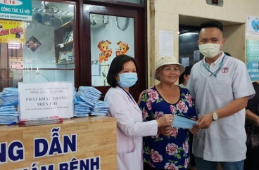 Phát Khẩu Trang Miễn Phí Cho Bệnh Nhân Và Thân Nhân Đang Điều Trị Ngoại Trú Tại Bệnh Viện