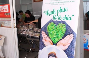 FC Ca sĩ Soobin Hoàng Sơn trao tặng xuất ăn cho bệnh nhân