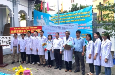 Khám - phát thuốc và tặng 100 phần quà cho các cụ già cao tuổi, gia đình chính sách tại phường 14, quận 1, TpHcm