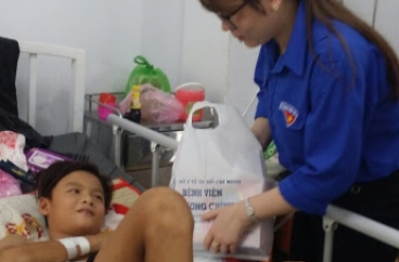 MẠNH THƯỜNG QUÂN TRAO QUÀ CHO BỆNH NHÂN ĐANG ĐIỀU TRỊ TẠI BỆNH VIỆN
