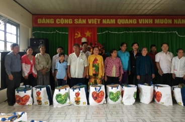 Khám bệnh nhân đạo và phát thuốc miễn phí cho gia đình chính sách và người dân có hoàn cảnh khó khăn tại xã Thừa Đức, huyện Bình Đại, tỉnh Bến Tre.