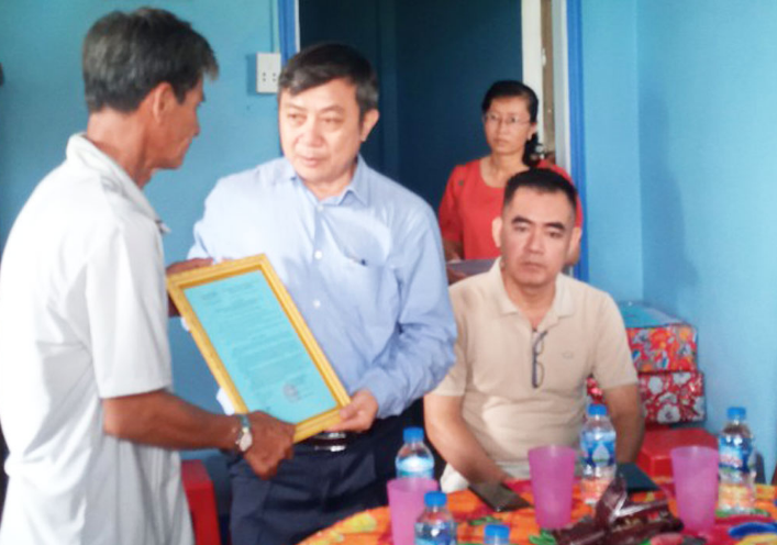 Gd.Chau_Van_Dinh_trao_quyet_dinh_nha_tinh_nghia